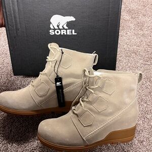 NEW IN BOX women’s size 9 Sorel Evie lace boots